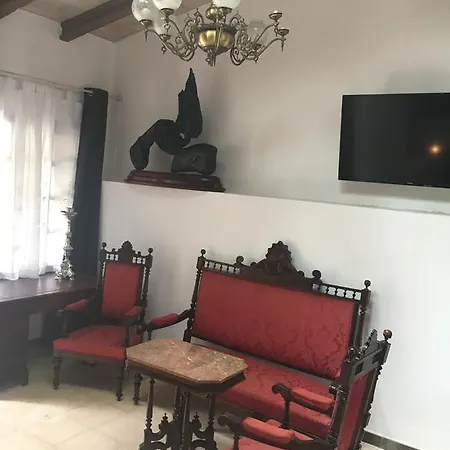 Stadthaus Mitten Im Kuenstlerviertel Von Mit Zwei * Arta
